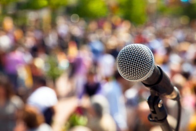 Microphone-to-the-crowd-000077572253_Large